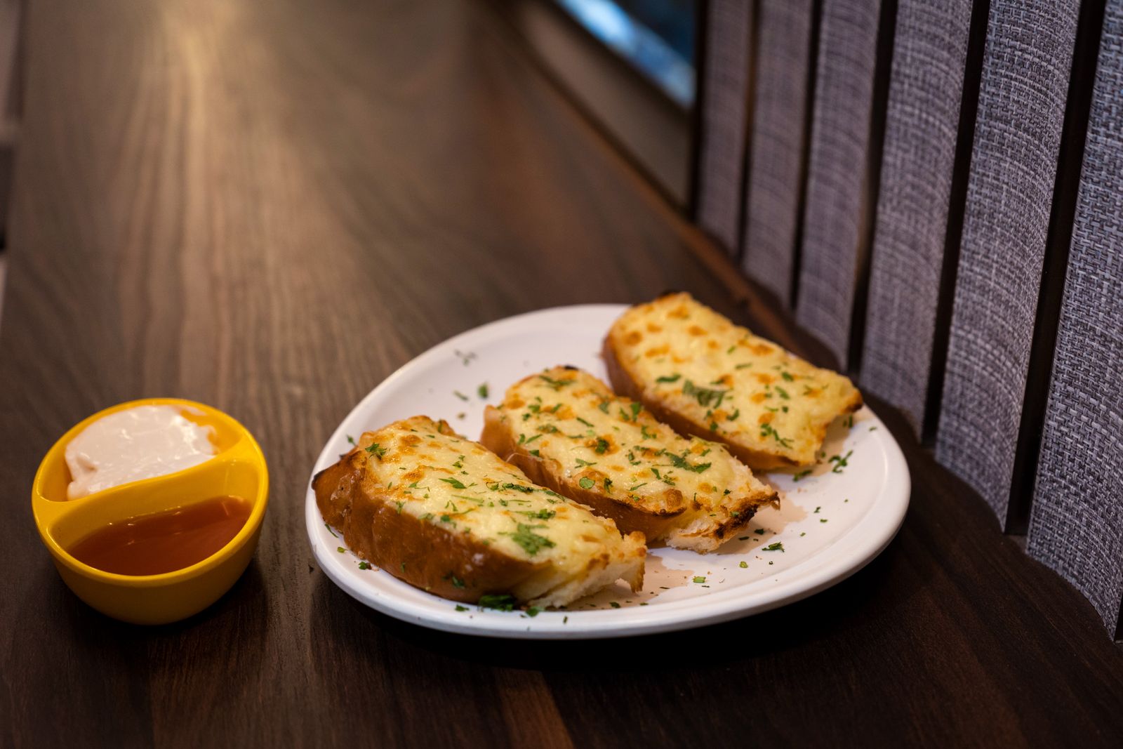 Cheesy garlic bread slices with a dip