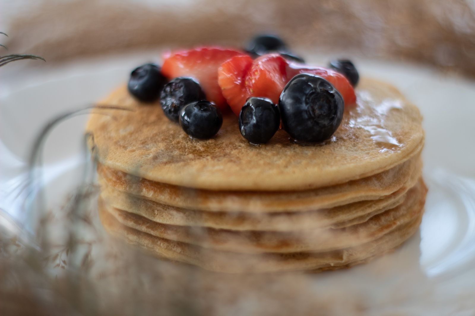 Oats and eggs pancakes with berries