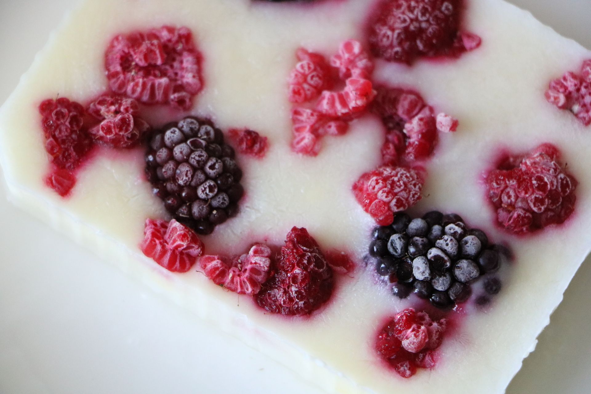 Greek yogurt recipes: frozen yogurt bark with berries