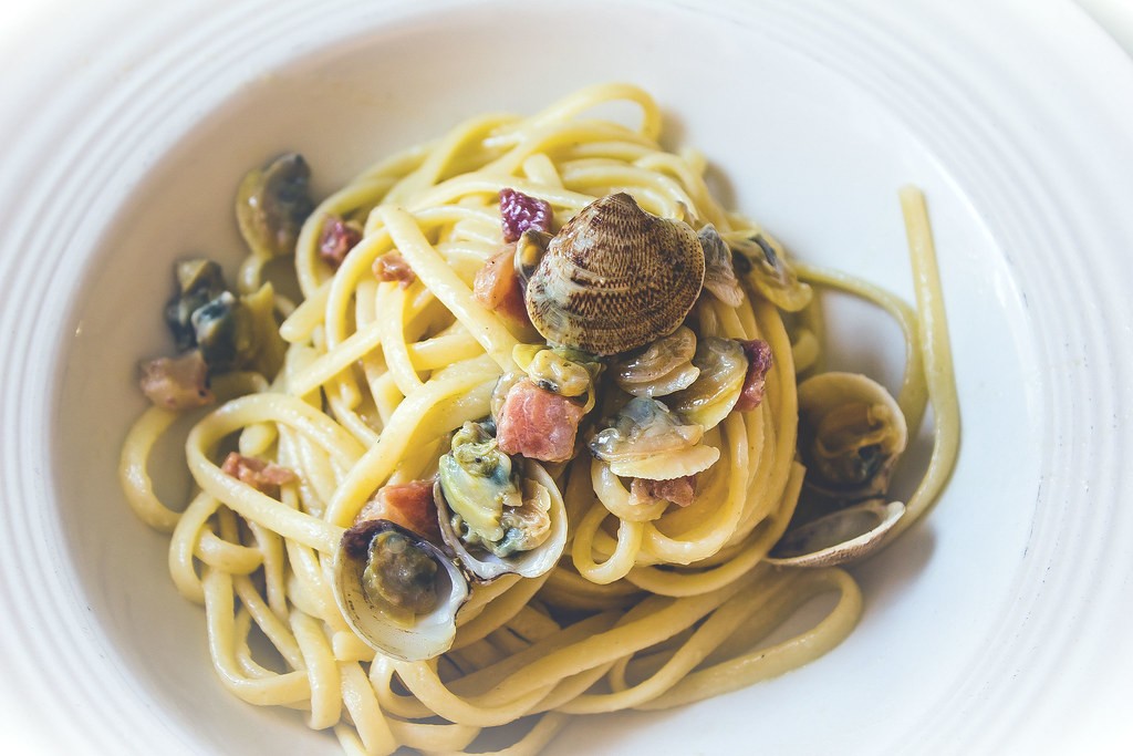 Anthony Bourdain recipes spaghetti alle vongole with clams and parsley