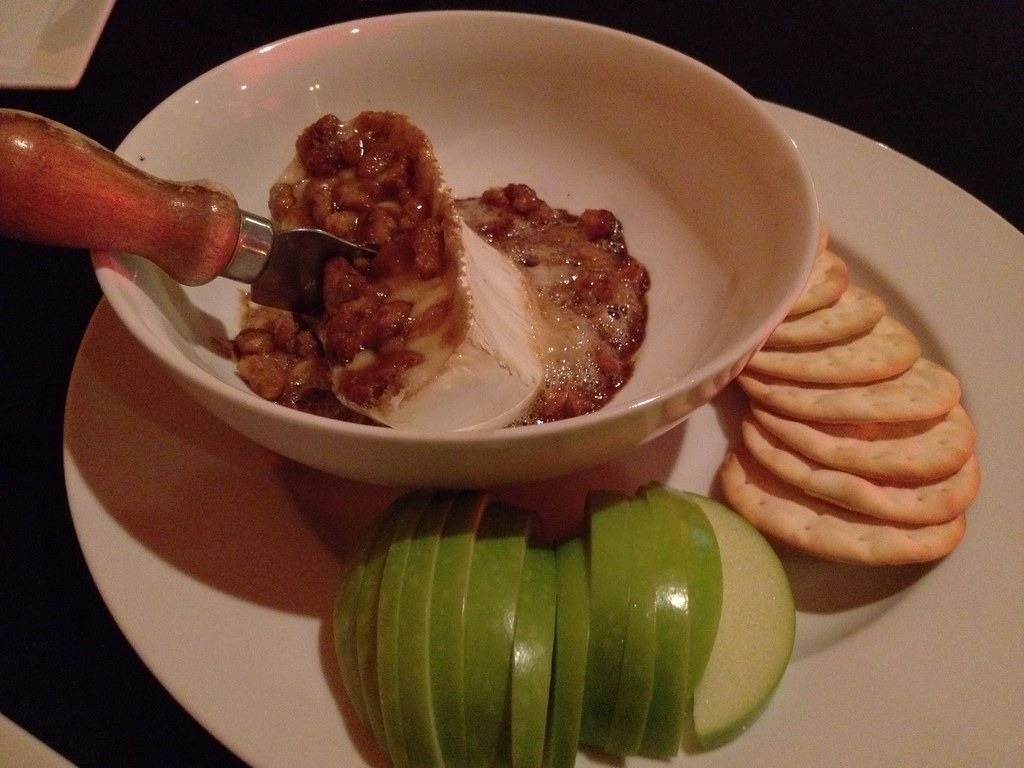 Brie with caramelized nut topping and green apple slices