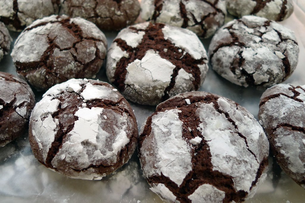 Chocolate crinkles with cracked powdered sugar tops