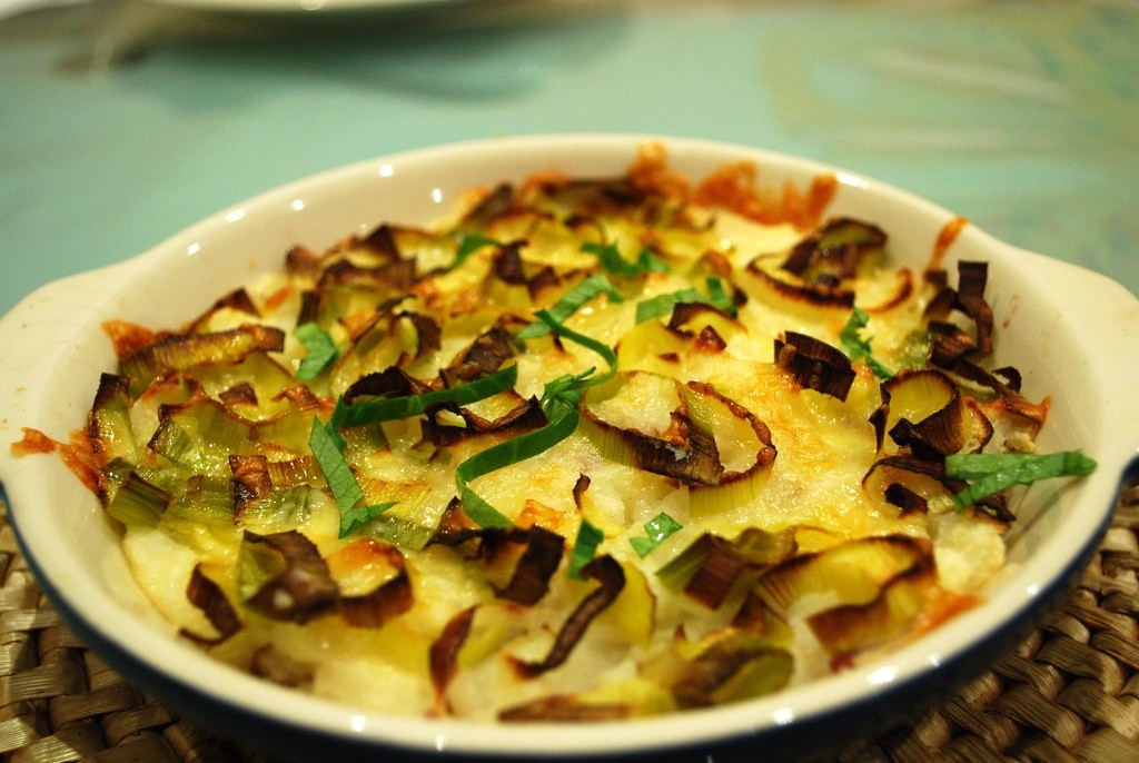 Leek gratin with a golden cheese crust in a baking dish